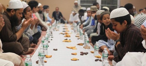 Muslim berdoa saat puasa Syawal di bulan Syawal