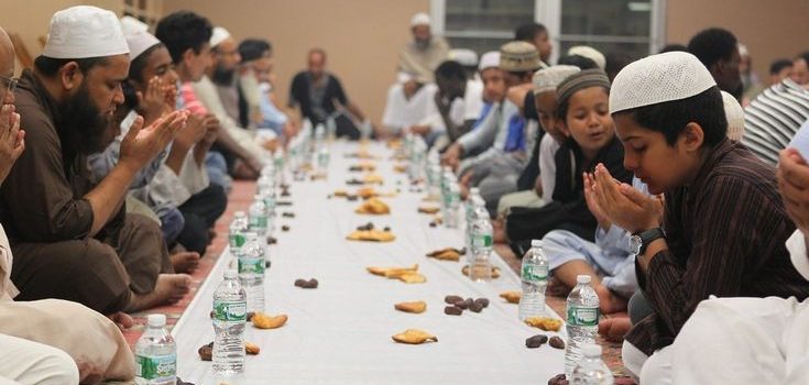 Muslim berdoa saat puasa Syawal di bulan Syawal