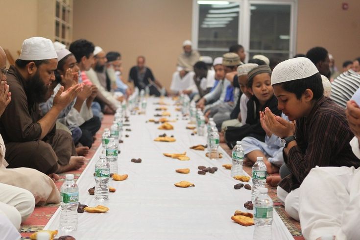 Muslim berdoa saat puasa Syawal di bulan Syawal